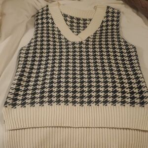 Houndstooth Patterned Sweater Vest - Black and Cream